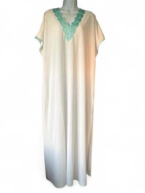 Vintage 1970s Floor Length Nightgown Large Maxi Cottage Retro Granny Sleepwear